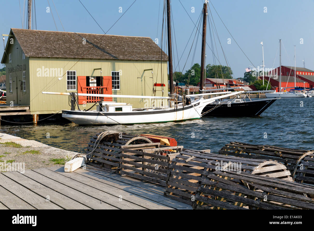 Oyster Sloop Nellie ancorata al Thomas Oyster Co. Impianto di lavorazione, Mystic Seaport, Connecticut Foto Stock