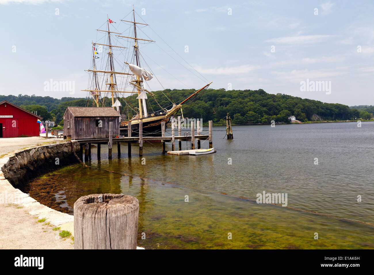 Pontile con un Tall Ship, Mystic Seaport, Connecticut Foto Stock