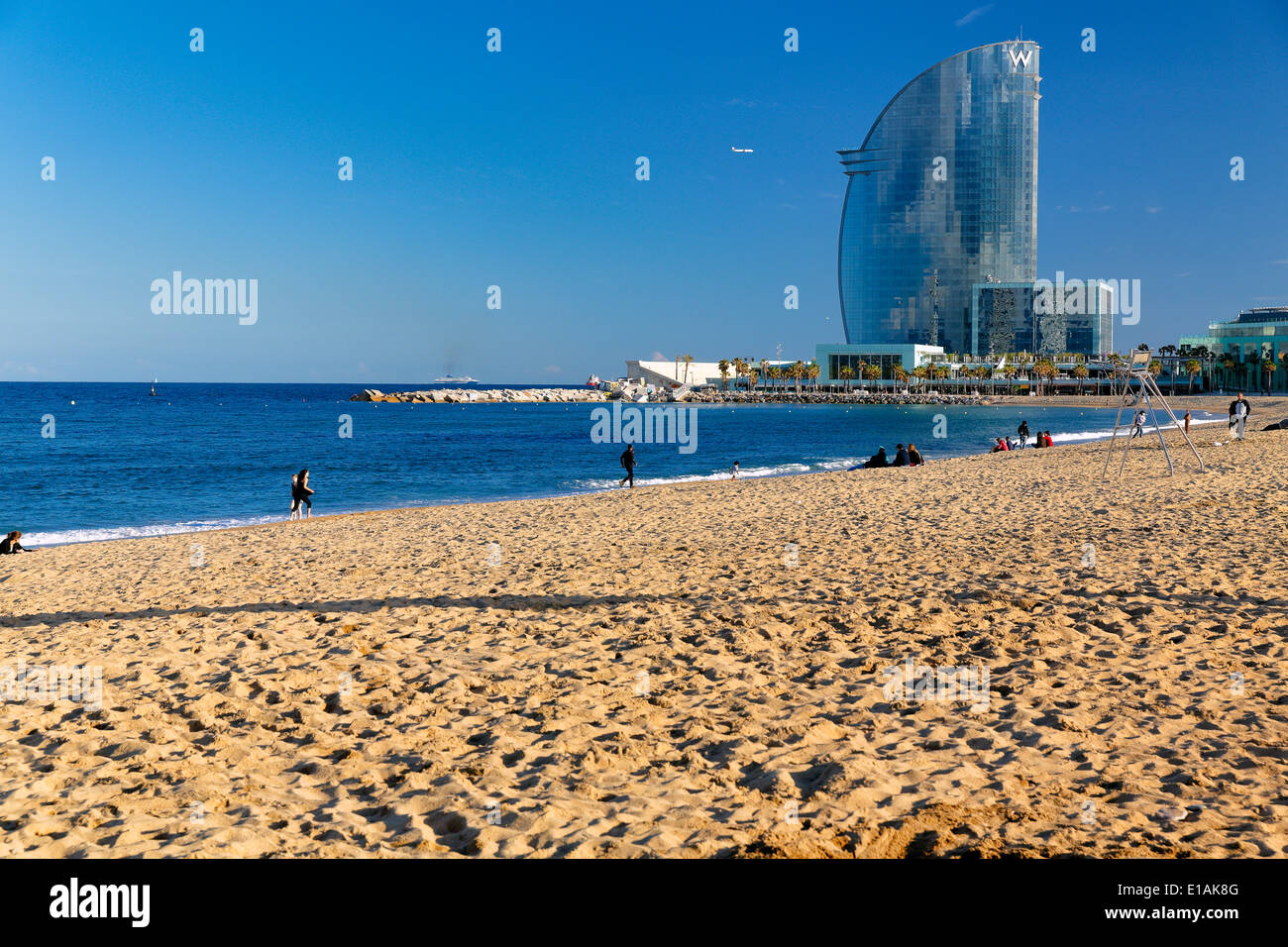 Vista della spiaggia di Barceloneta con il W Hotel, Barcelona, Catalogna, Spagna Foto Stock