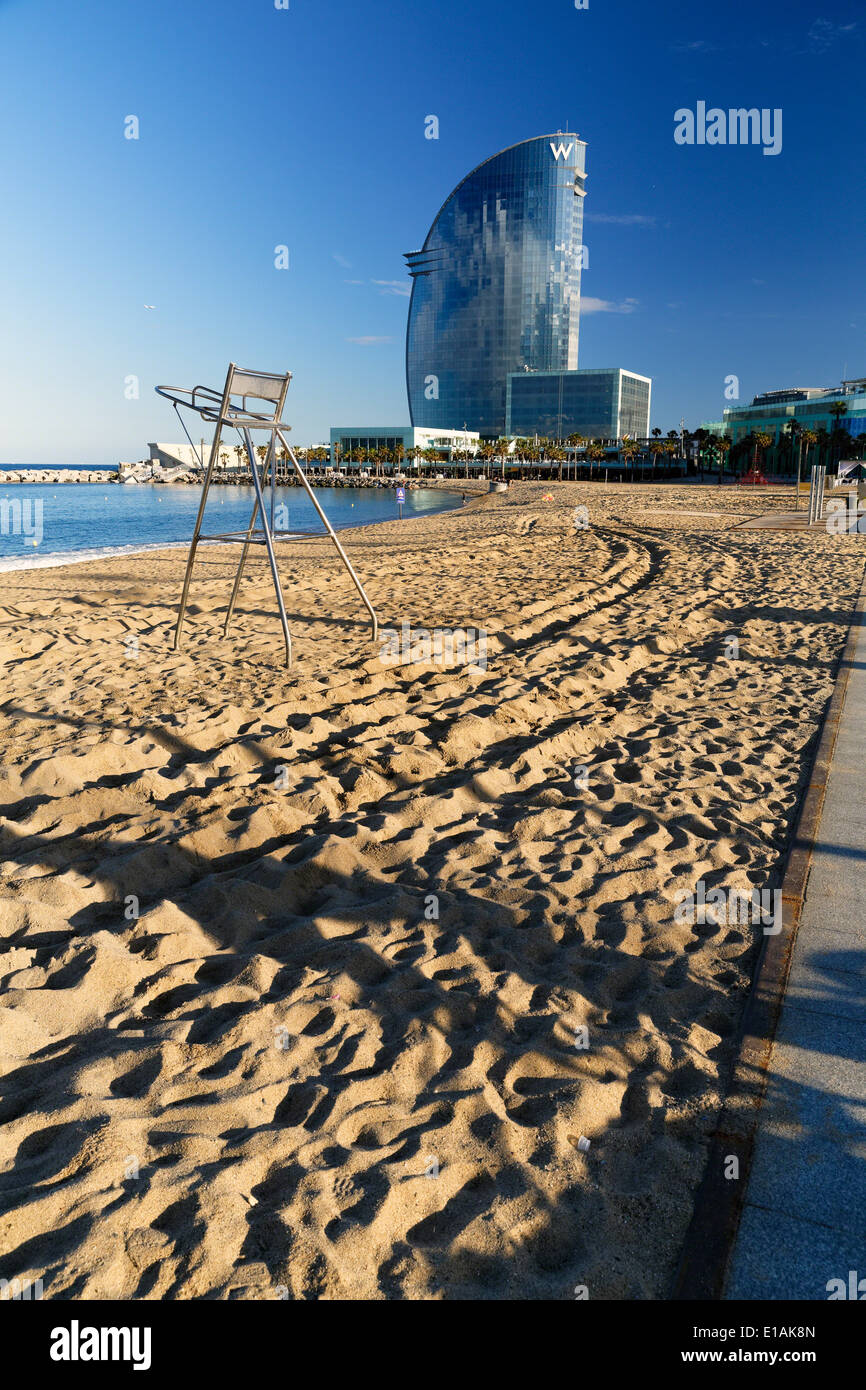 Basso angolo vista di una spiaggia con una vela forma di costruzione, Barceloneta Beach, Barcellona Hotel W, la Catalogna, Spagna Foto Stock