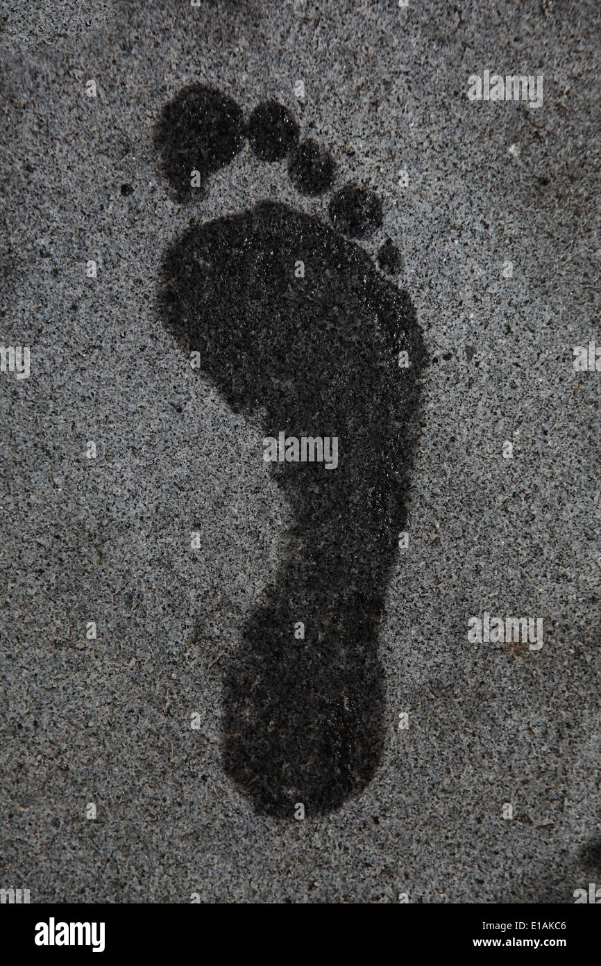 Si tratta di una foto di una impronta del piede sul pavimento il modulo visualizza la parte superiore o la vista dall'alto. Foto Stock