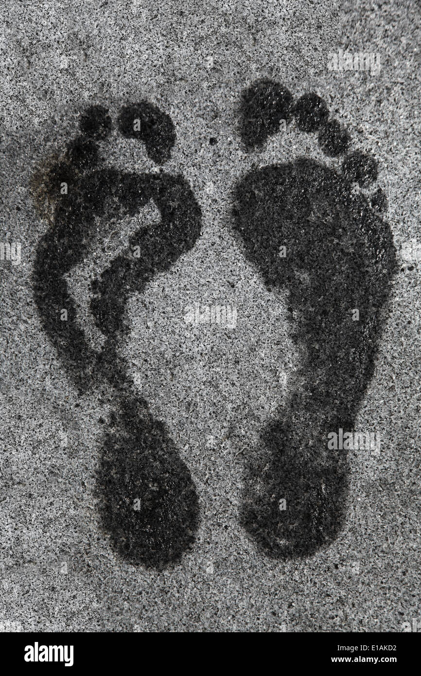 Si tratta di una foto di una impronta del piede sul pavimento il modulo visualizza la parte superiore o la vista dall'alto. Si tratta di entrambi i piedi di un uomo o di una donna che stanno ancora lì Foto Stock