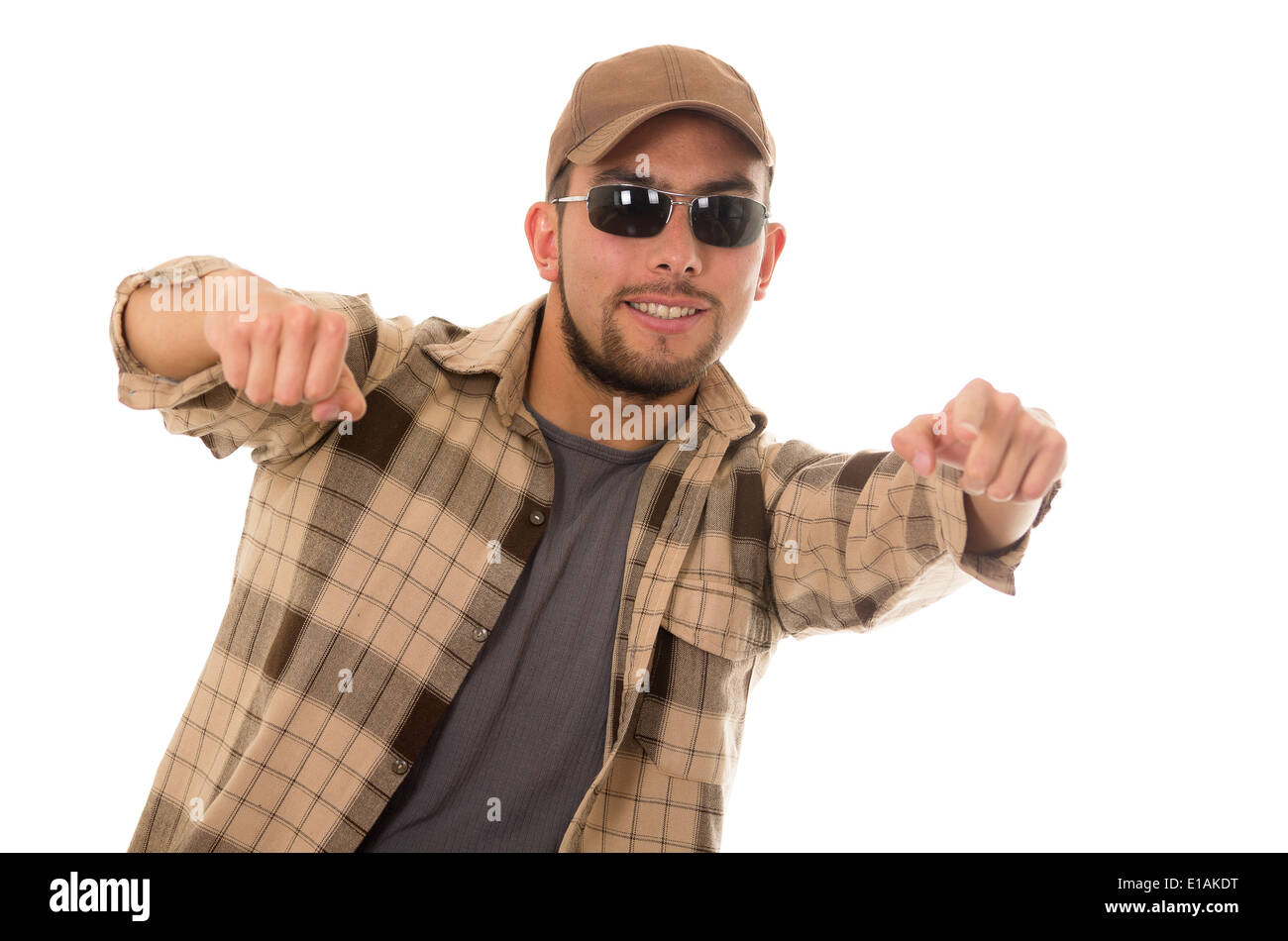 Uomo in posa come guida di puntamento per auto Foto Stock
