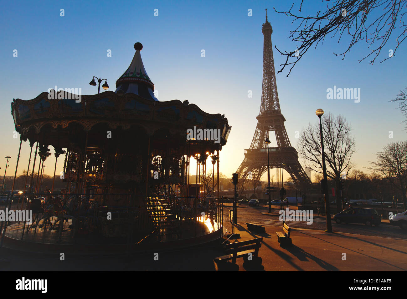 Giostra vicino alla Torre Eiffel a Parigi, Francia Foto Stock