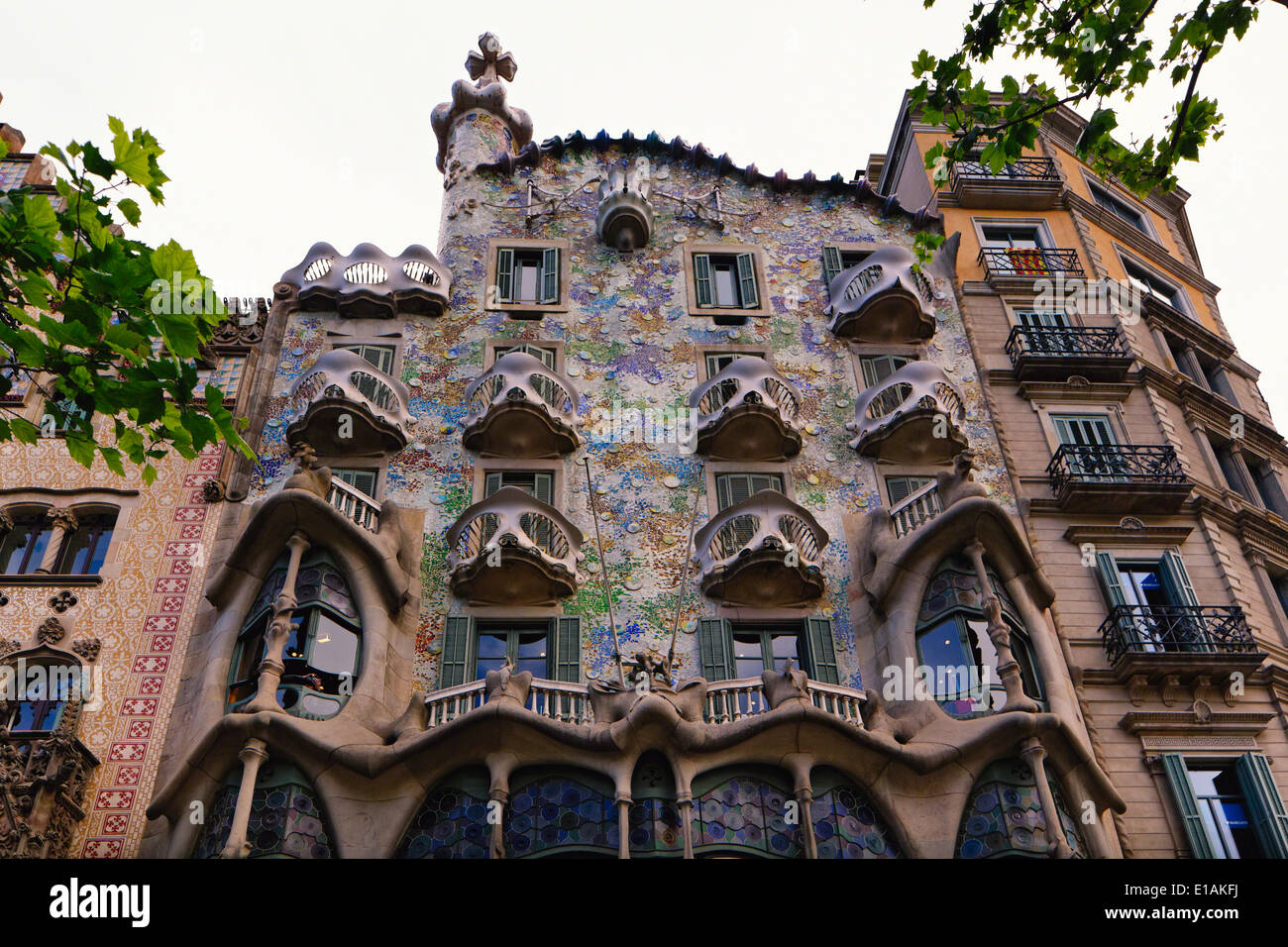 Basso Angolo di visione di un edificio esterno, Casa Batlo di Antoni Gaudì Barcellona, Ctalonia, Spagna Foto Stock