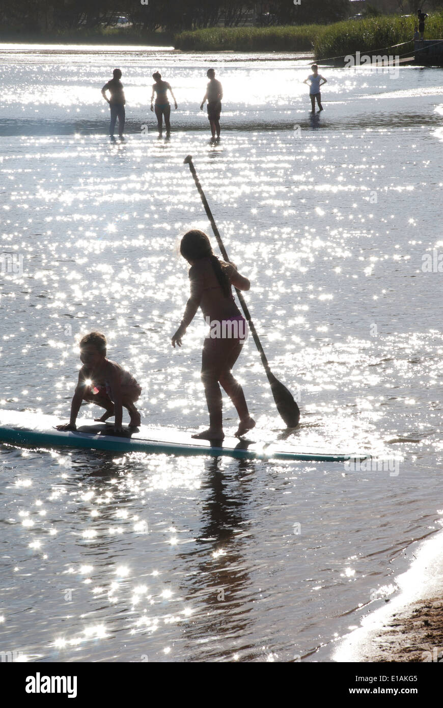 Bambini che giocano in acqua a Narrabeen Laguna, Australia Foto Stock