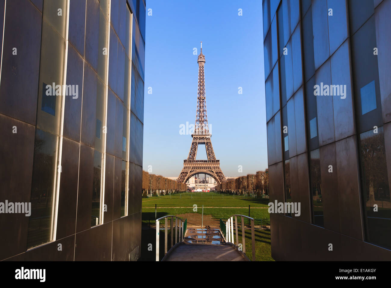 Vista della Torre Eiffel dal Mur De La Paix, Paris, Francia Foto Stock