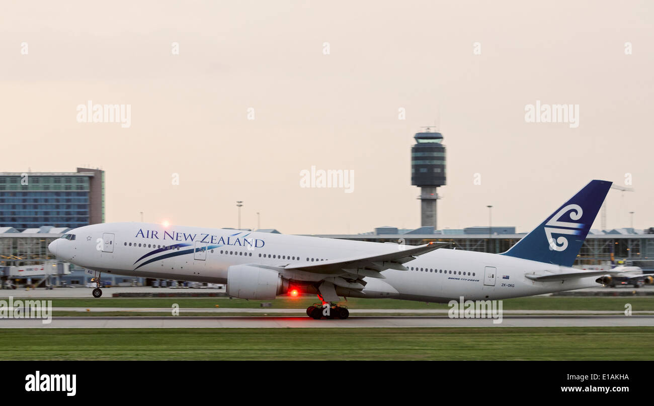 Air New Zealand Boeing 777-200 ER (ZK-OKG) piano wide-body jetliner commerciale decollo dall'Aeroporto Internazionale di Vancouver Foto Stock