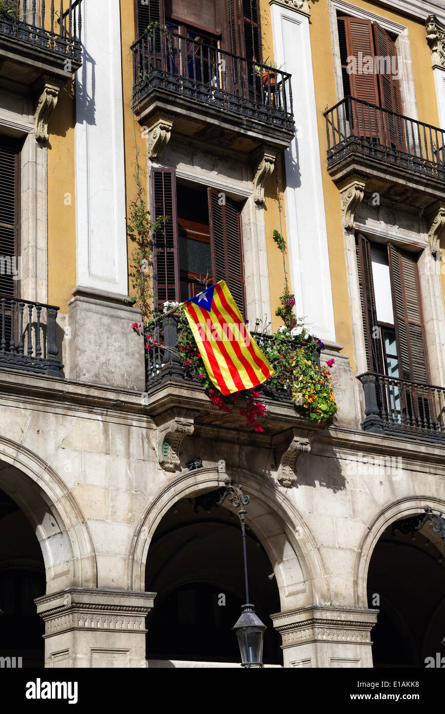 Bandiera della Catalogna visualizzata su un balcone, Plaza Real di Barcellona, in Catalogna, Spagna Foto Stock