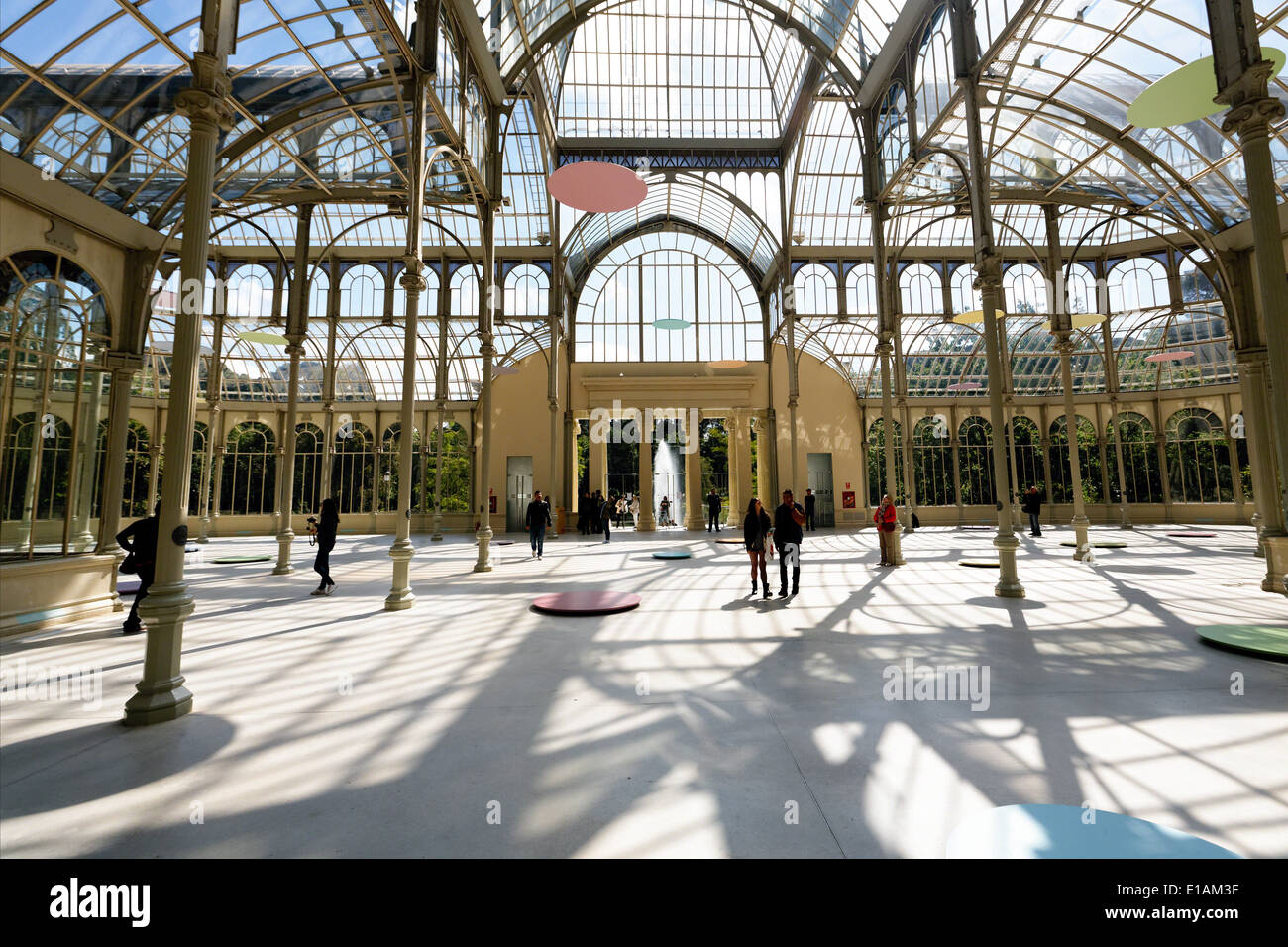 Vista interna della struttura in vetro e metallo, Crystal Palace, Buen Retiro Park, Madrid, Spagna. Foto Stock