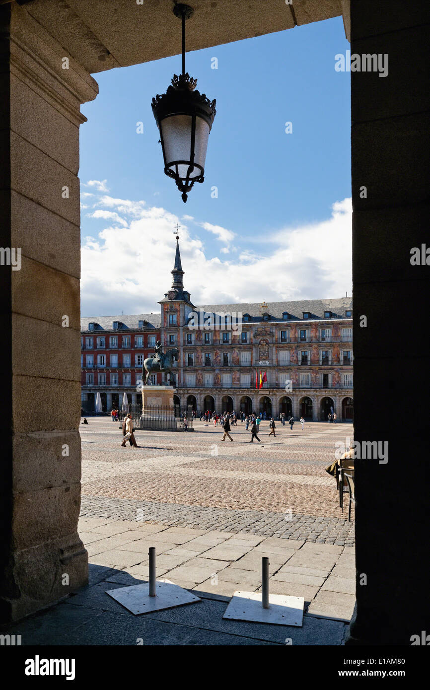 Plaza Mayor osservata attraverso un arco, Madrid, Spagna Foto Stock