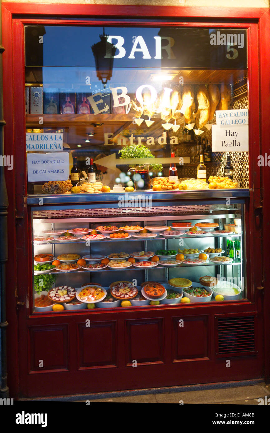 Il cibo viene visualizzato in una finestra di un Tapas Bar Eboli, Plaza Mayor, Madrid, Spagna Foto Stock