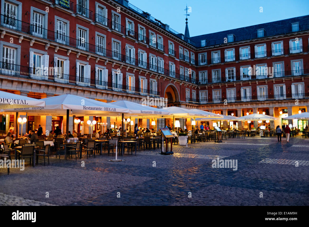 Sala da pranzo all'aperto durante la notte in Plaza Mayor, Madrid, Spagna Foto Stock