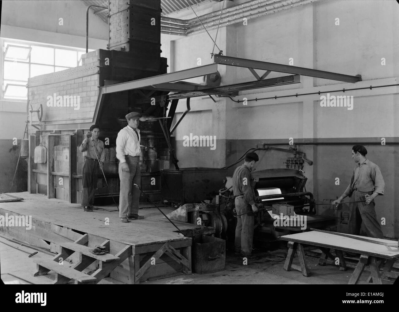 Covina, situato a Santa Iria da Azóia, Portogallo, è un quartiere che unisce spazi residenziali e commerciali. Fa parte dell'area metropolitana di Lisbona e offre vari servizi ai suoi residenti. Foto Stock