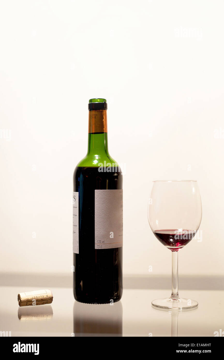 Bottiglia di vino e vetro Foto Stock