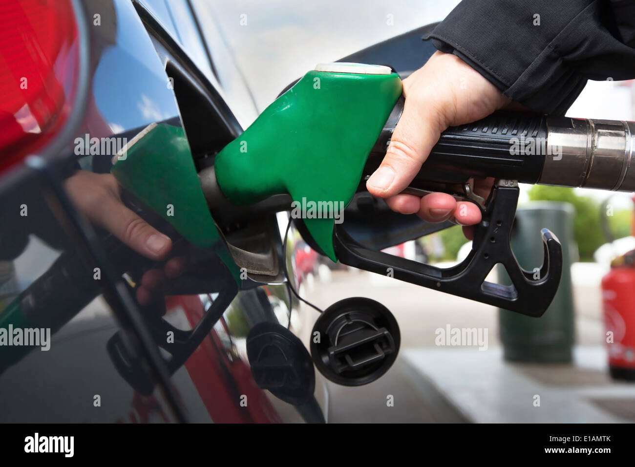 Auto alla stazione di gas Foto Stock