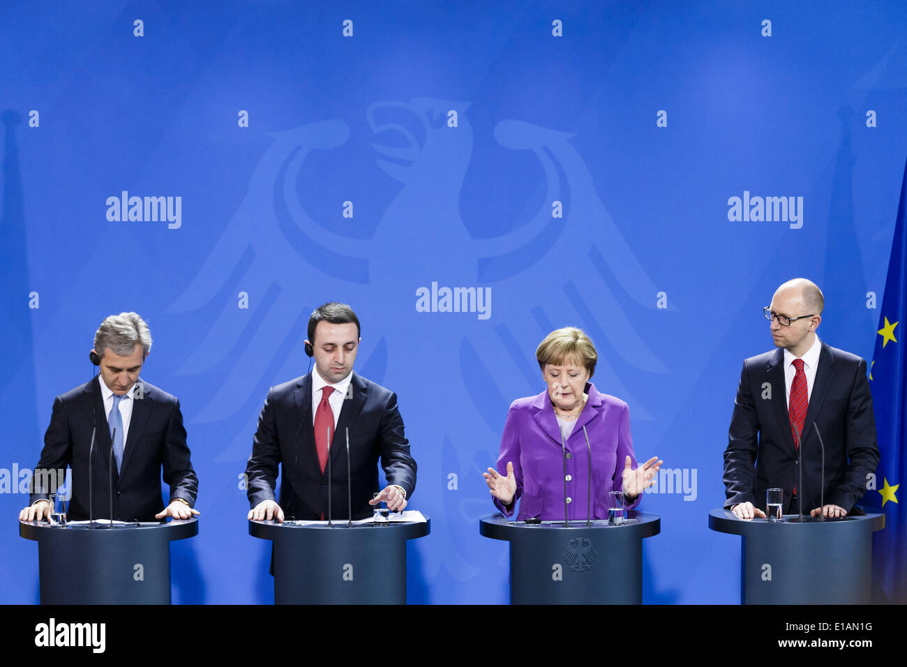 Berlino, Germania. 28 Maggio, 2014. Il Cancelliere Merkel si compiace Irakli Garibashvili, Primo Ministro della Georgia, Iurie Leanca, Primo ministro della Moldova e Arseniy Yatsenyuk Petrovych, Primo Ministro dell'Ucraina, presso la cancelleria federale della Repubblica federale di Germania il 28 maggio 2014 a Berlino, Germania./Immagine: Iurie Leanca, Primo ministro della Moldova, Irakli Garibashvili, Primo Ministro della Georgia, il Cancelliere tedesco Angela Merkel e Arseniy Yatsenyuk Petrovych, Primo Ministro dell'Ucraina. Credito: Reynaldo Paganelli/NurPhoto/ZUMAPRESS.com/Alamy Live News Foto Stock