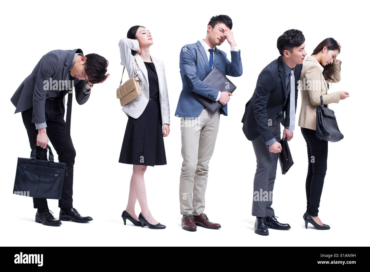 Giovani pendolari in attesa in linea Foto Stock