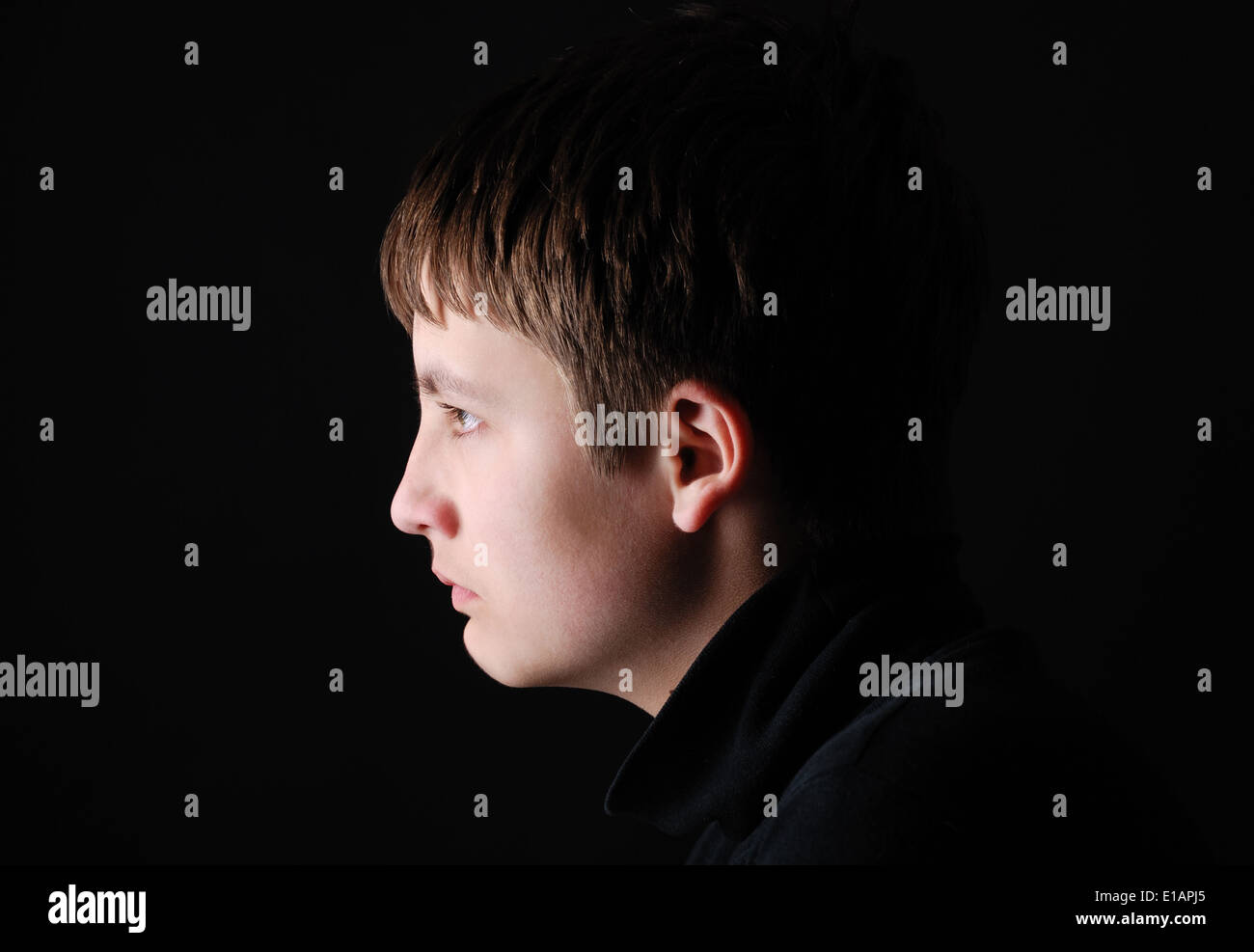 Profilo del ragazzo triste Foto Stock