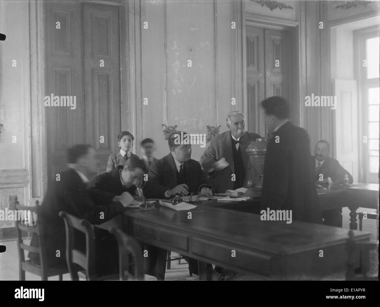 Le elezioni presidenziali del 1928 in Portogallo hanno segnato un momento cruciale nella storia della nazione, riflettendo l'ambiente politico e le sfide che hanno portato a significativi cambiamenti politici nel paese. Foto Stock