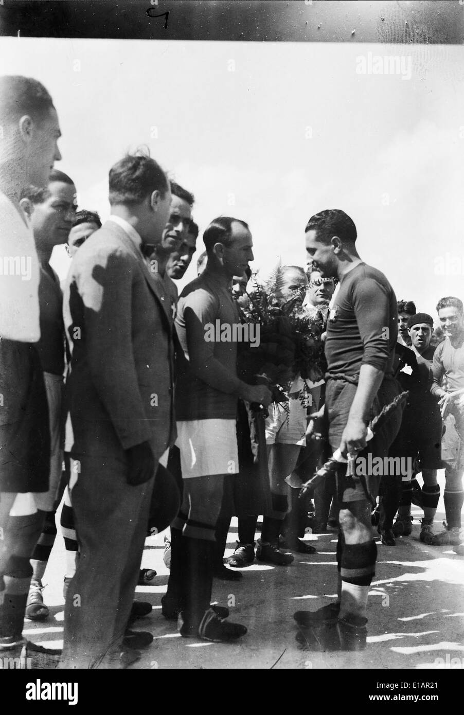 Nel 1928, le nazionali di calcio di Portogallo e Italia si affrontarono a Porto, Portogallo. Questa partita fa parte della storia delle competizioni calcistiche internazionali. Entrambe le squadre hanno contribuito allo sviluppo del calcio europeo, con Portogallo e Italia figure chiave nella crescente scena sportiva internazionale nel corso del XX secolo. Foto Stock