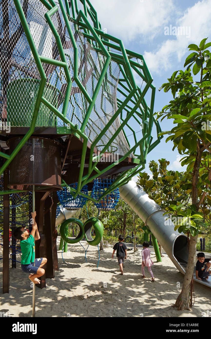 Giardini di Baia, il giardino dei bambini, Singapore Singapore. Architetto: Grant Associates, 2014. Parco giochi con buca di sabbia, climbin Foto Stock