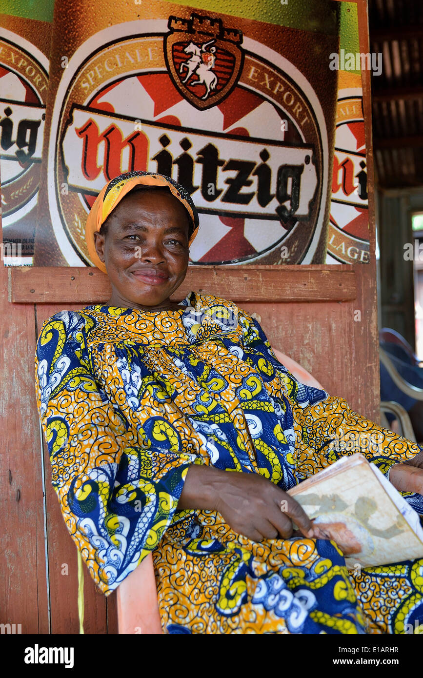 Donna in abito tradizionale, vicino Yokadouma, Regione Est, Camerun Foto Stock