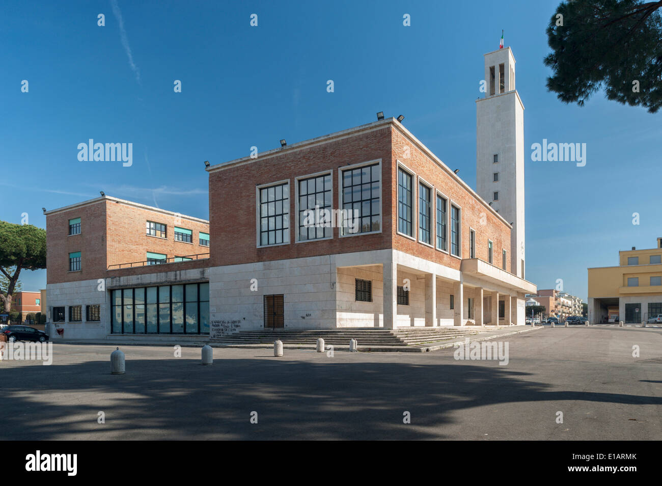 Il municipio con la sua torre, architettura monumentale, Razionalismo italiano, Sabaudia, Lazio, Italia Foto Stock