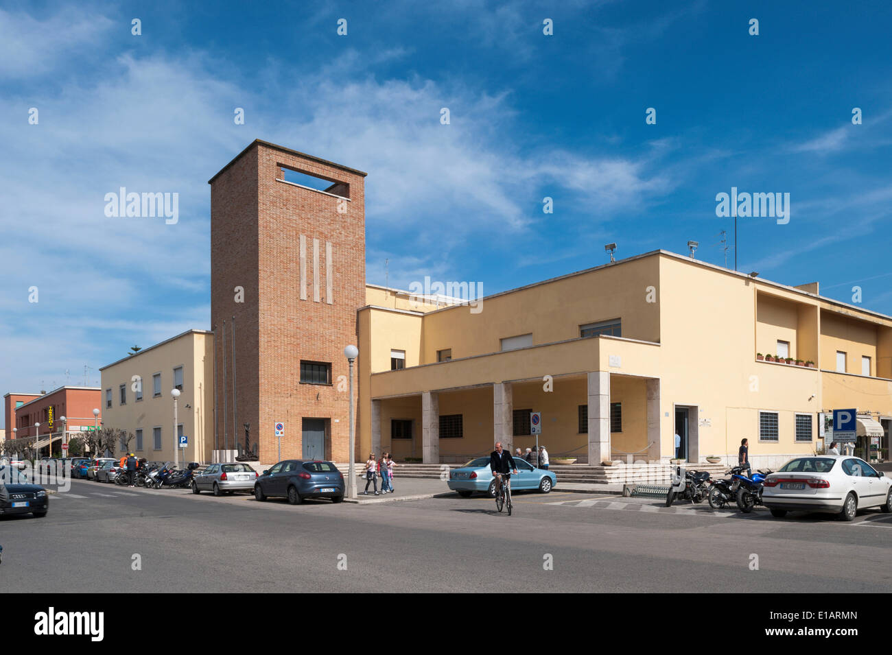 Storico partito sede dei fascisti italiani con una torre, architettura monumentale, Razionalismo italiano, Sabaudia Foto Stock