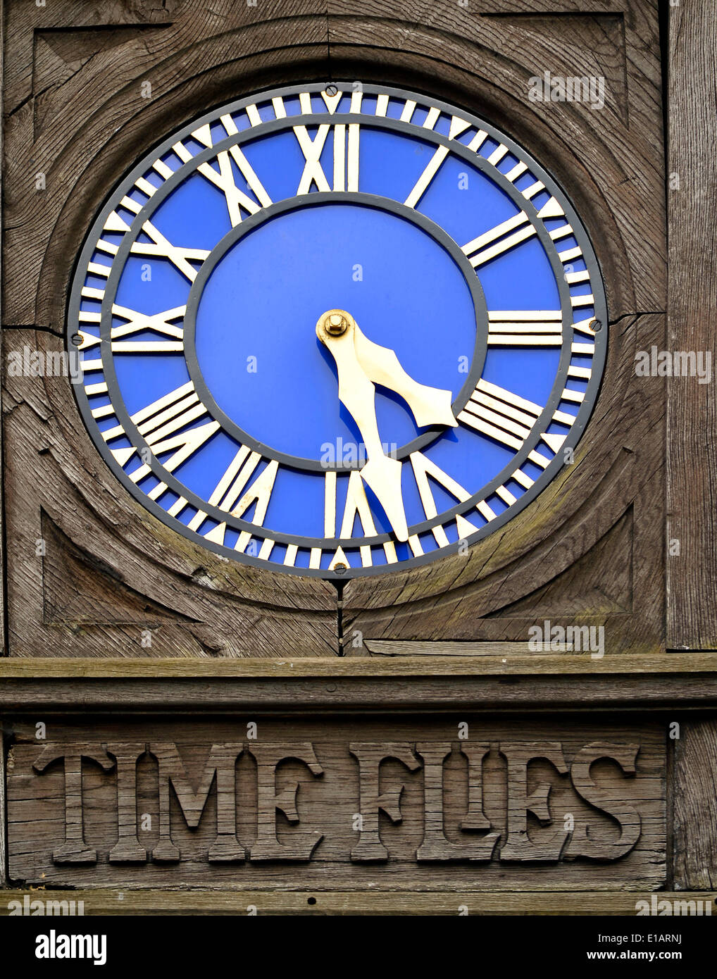 Torre dell orologio con la scritta 'Il tempo vola', i giardini di Kensington, London, England, Regno Unito Foto Stock