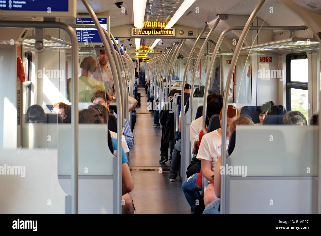 I passeggeri dei treni in un treno suburbano, Hesse, Germania Foto Stock