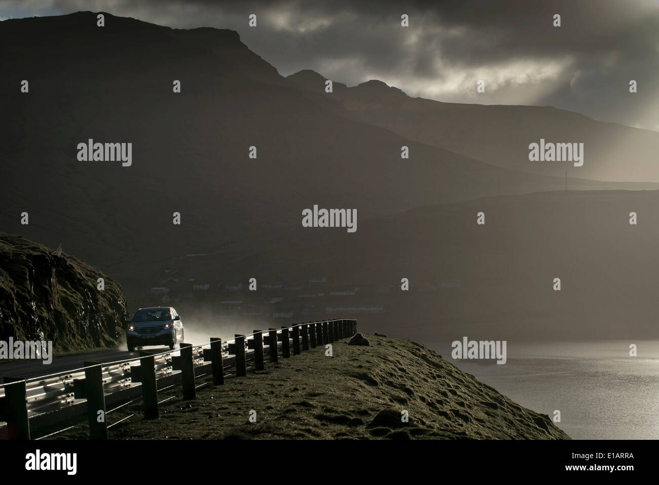 Strada costiera, bagnato con pioggia, Sundini diritta, Streymoy, Isole Faerøer, Danimarca Foto Stock