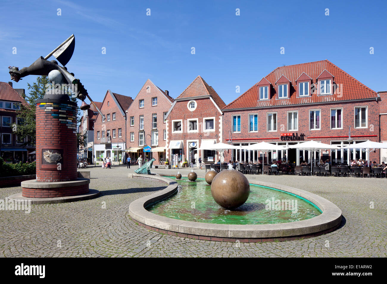 Edificio commerciale e Fontana Marktbrunnen, Coesfeld, Münsterland, Renania settentrionale-Vestfalia, Germania Foto Stock