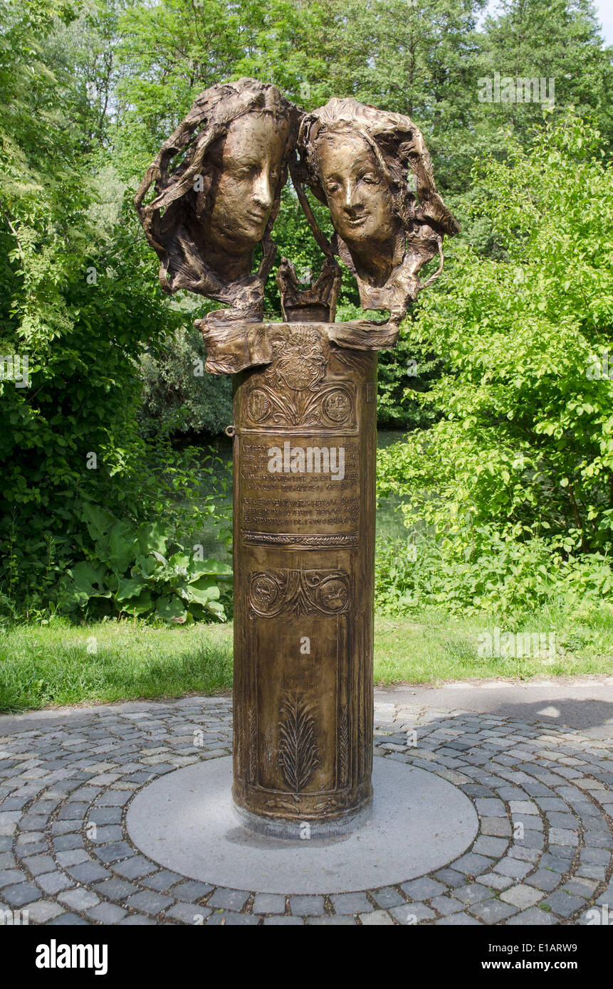 'Monument per amore", stele di bronzo da Joseph Michael Neustifter, Parco della scultura di Schloss Blutenburg Castello, Monaco di Baviera Foto Stock