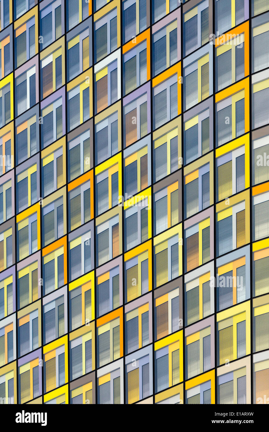 Windows giallo dell'ADAC, sede di Monaco di Baviera, Germania Foto Stock