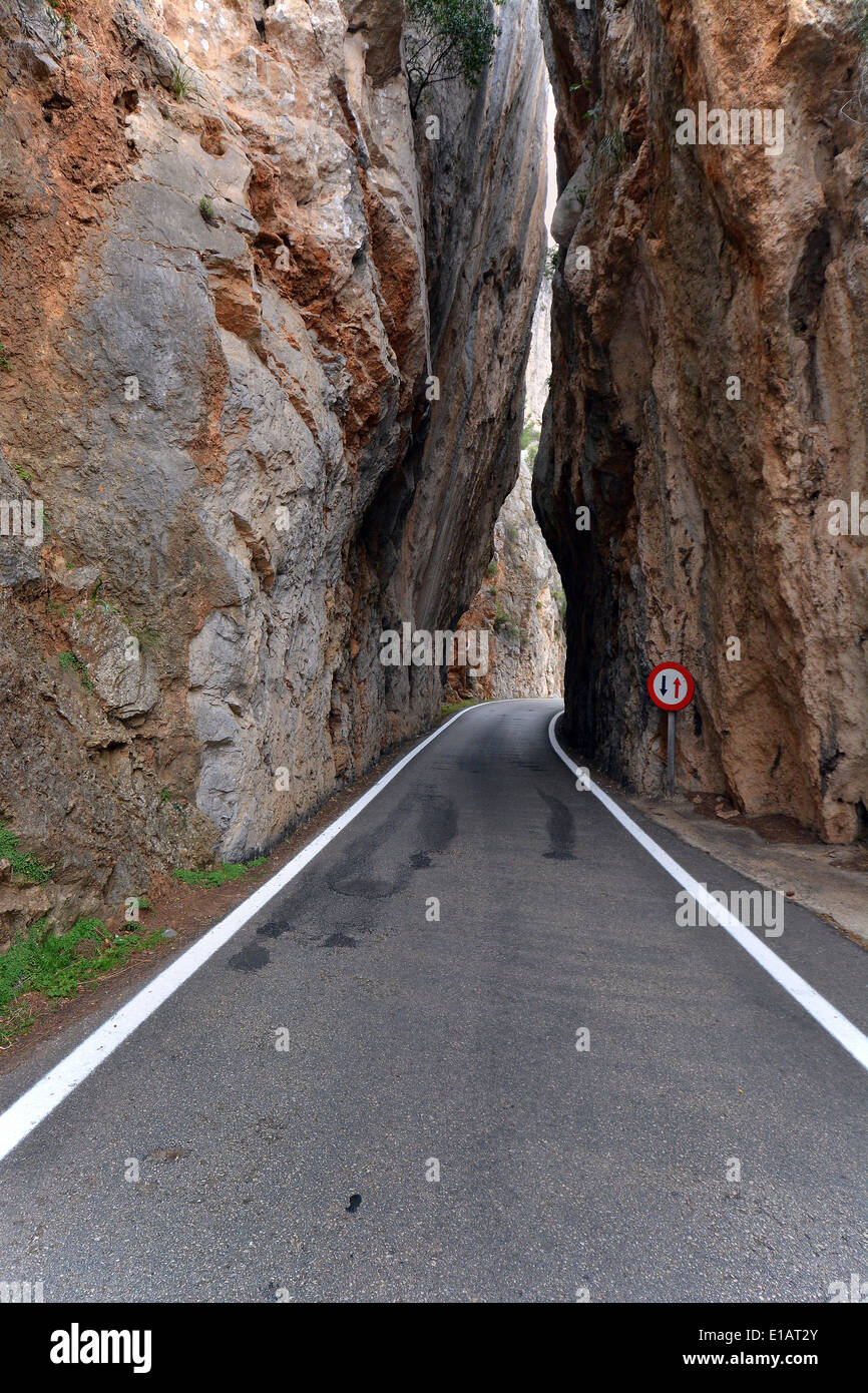 Canyon stretto sulla strada di montagna a Sa Calobra, Serra de Tramuntana, Maiorca, isole Baleari, Spagna Foto Stock