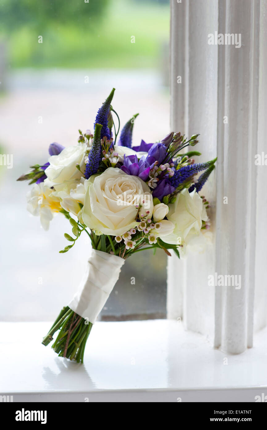 Bouquet nozze di bianco e viola le rose Foto Stock