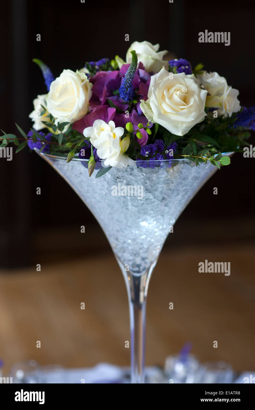 Centrotavola Di Matrimonio Fiori Bianco E Viola Foto Stock Alamy