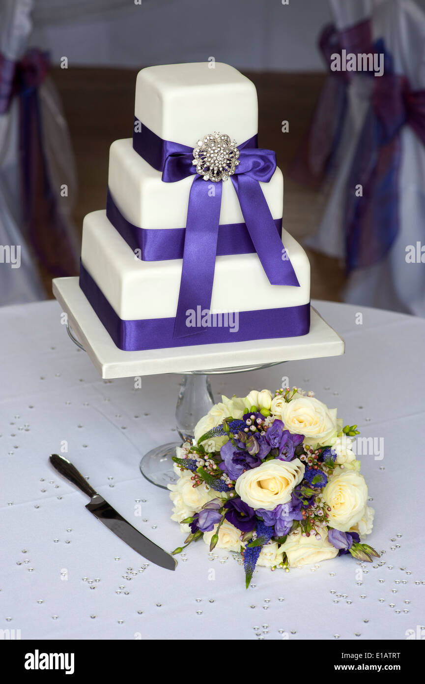 Torta di nozze e fiori viola tema Foto Stock