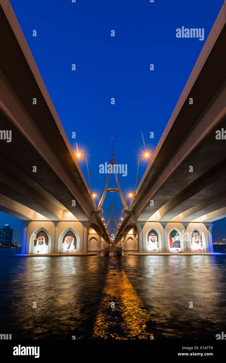 Sera vista dal di sotto del Business Bay Bridge in Dubai Emirati Arabi Uniti Foto Stock
