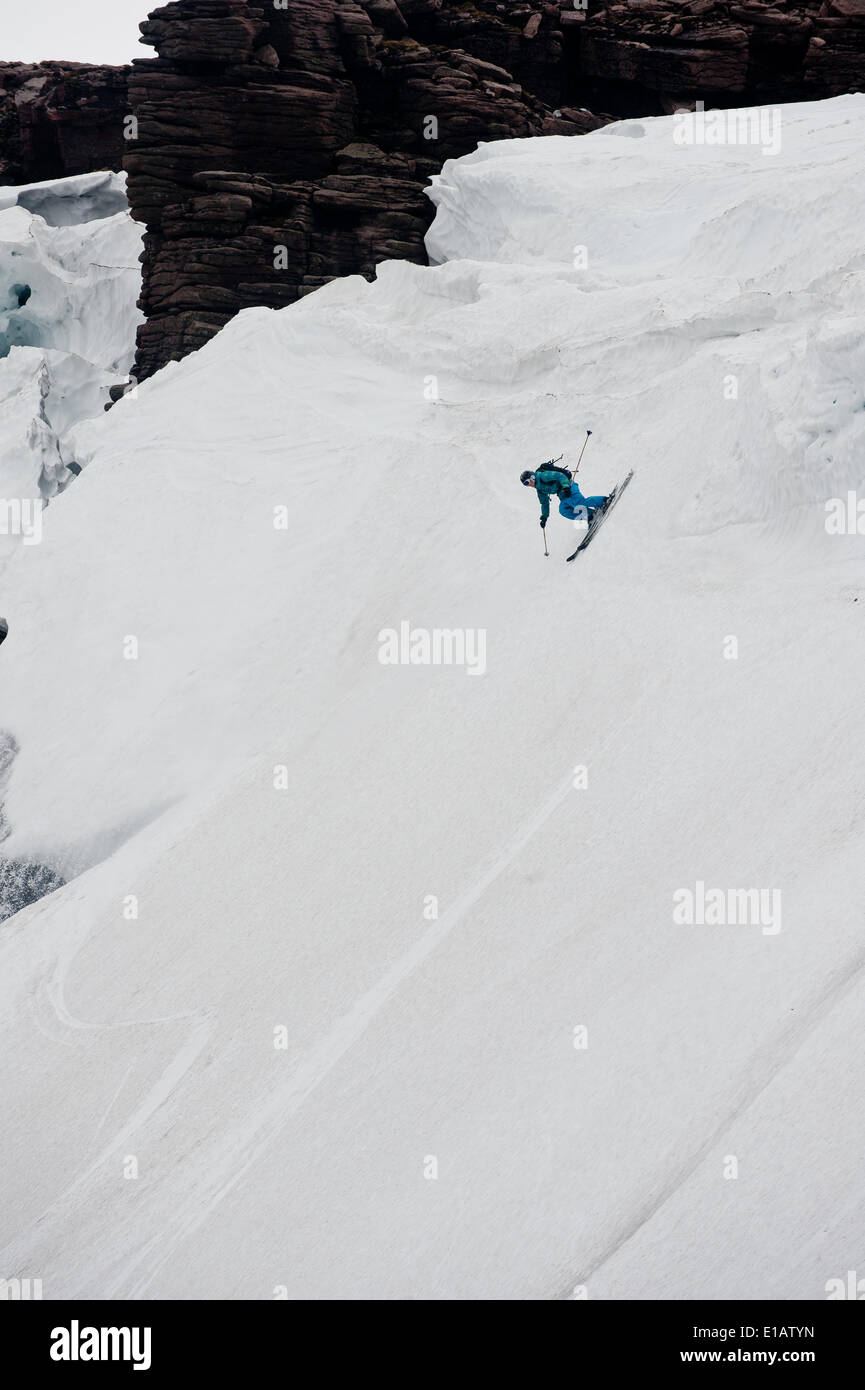 Cairngorm, Aviemore Scozia, Regno Unito. 28 Maggio, 2014. Cairngorm mountain resort Aviemore Scozia UK.Kevin Blanc un francese nato sciatore freeride in base a Inverness,ottiene in alcune ultime spire e le linee della stagione a Cairngorm mountain range in una remota parte della gamma. Credito: Kenny Ferguson/Alamy Live News Foto Stock