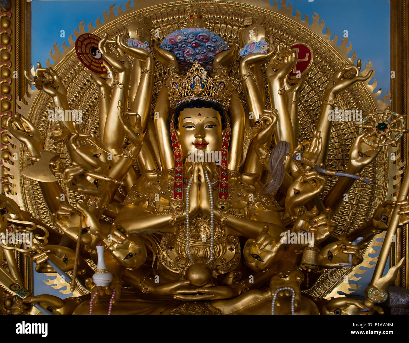 Statua del Buddha con molte armi a Ang Sila tempio Cinese, Chonburi, Thailandia Foto Stock
