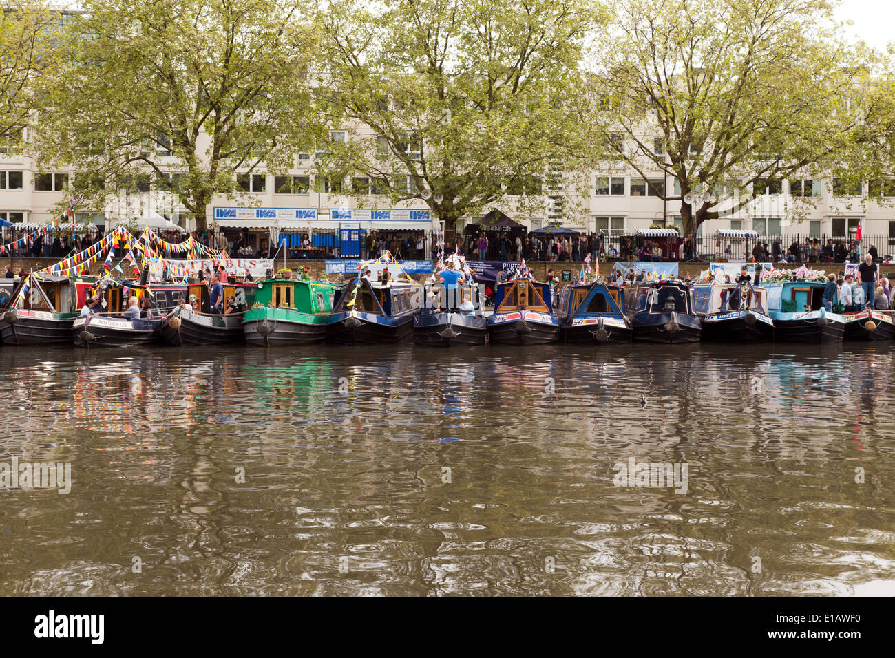 Strette barche ormeggiate a Londra, Little Venice, come parte del 2014 Canalway cavalcata. Foto Stock