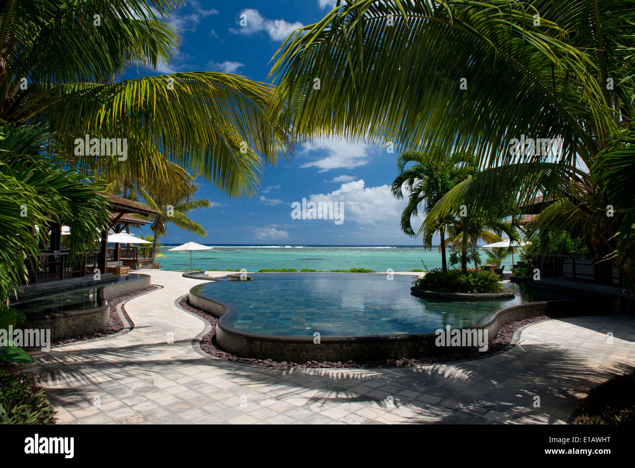 Una piscina infinity affacciata sul mare al Lux Le Morne Hotel su alla penisola di Le Morne a sud ovest di Mauritius. L'Oceano Indiano Foto Stock