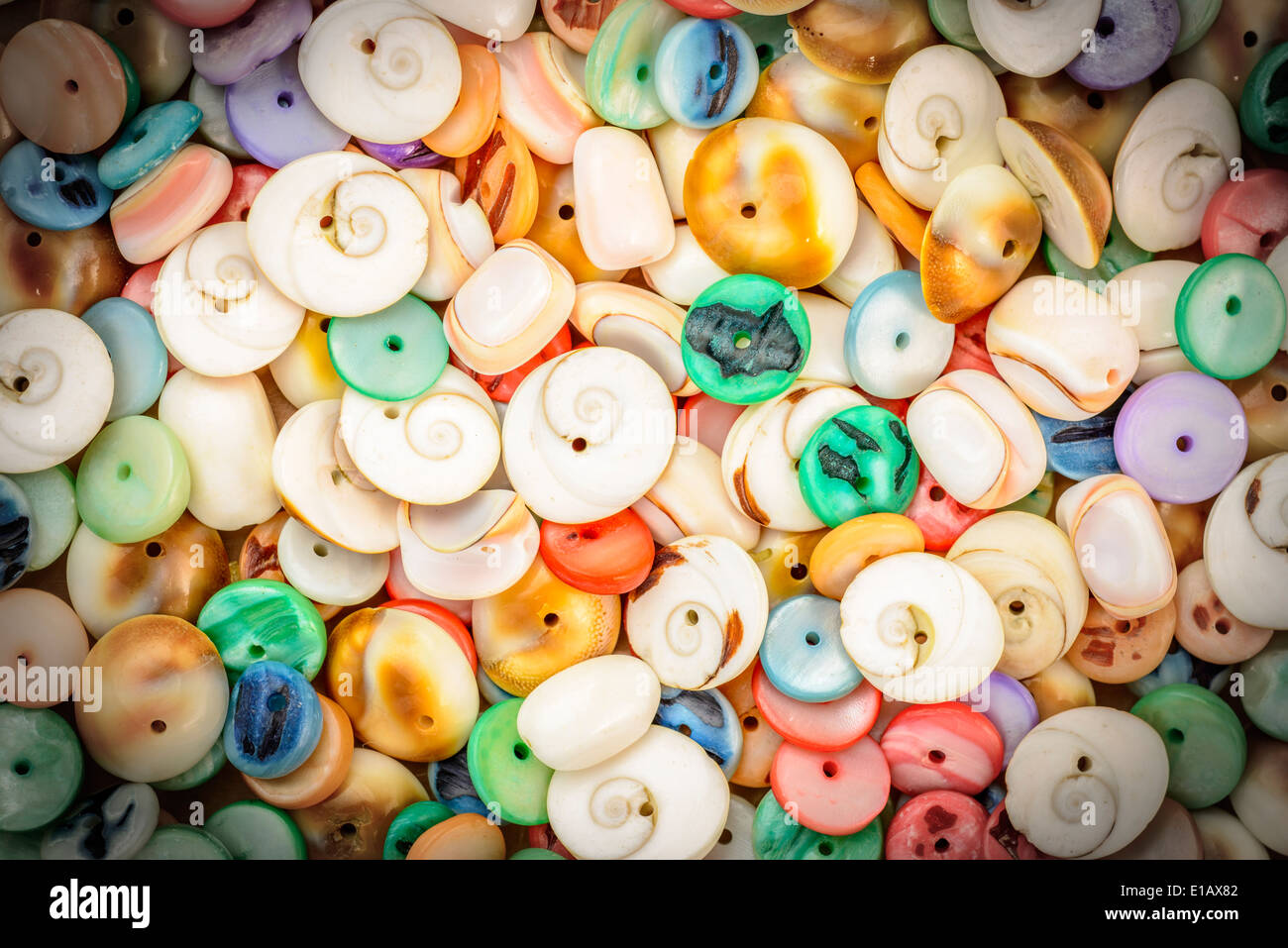Un sacco di guscio colorato perle, vista dall'alto Foto Stock
