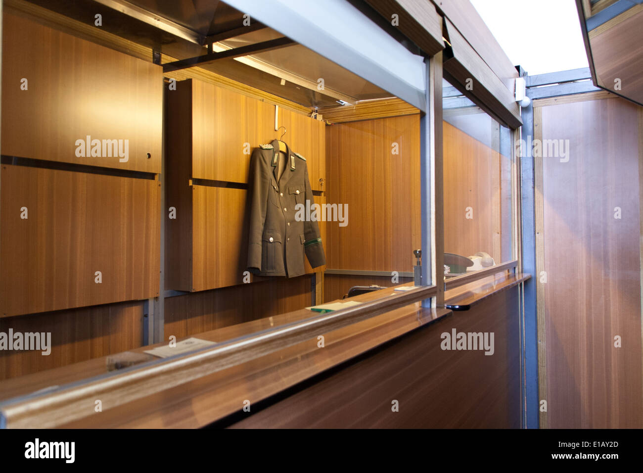 Il Tränenpalast (Palazzo delle lacrime) è il Berlin colloquialism per l'ex valico di frontiera a Berlin Friedrichstrasse. Foto Stock