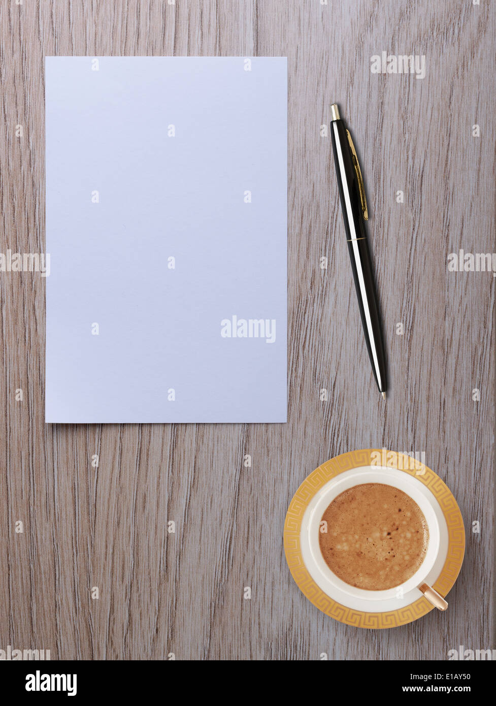 Bianco foglio di carta bianco con la penna e la tazza di caffè sul tuo desktop Foto Stock