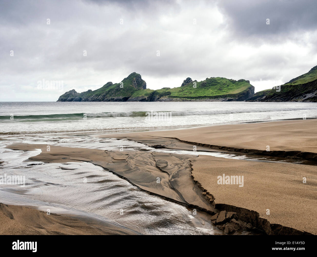 Dun isola St. Kilda, visto dalla spiaggia sull'isola principale di Hirta Foto Stock