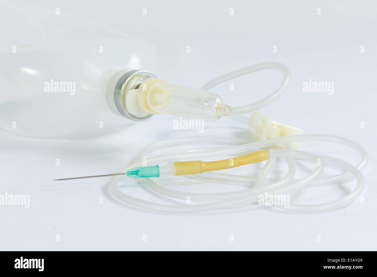 Soluzione salina isolato su bianco Foto Stock