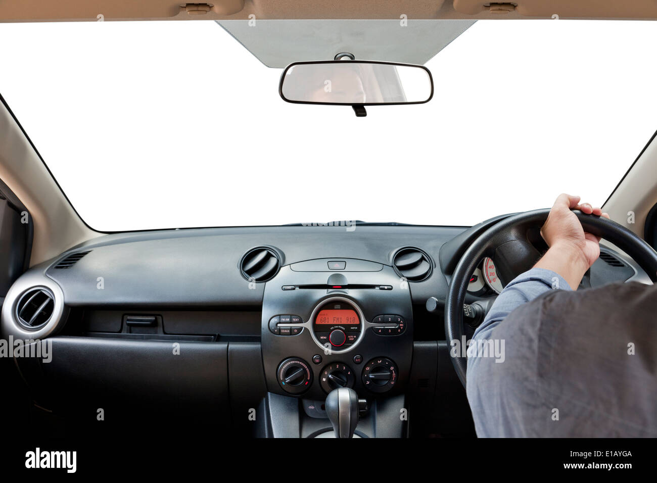 Le mani sul volante di sterzo isolato su un bianco Foto Stock